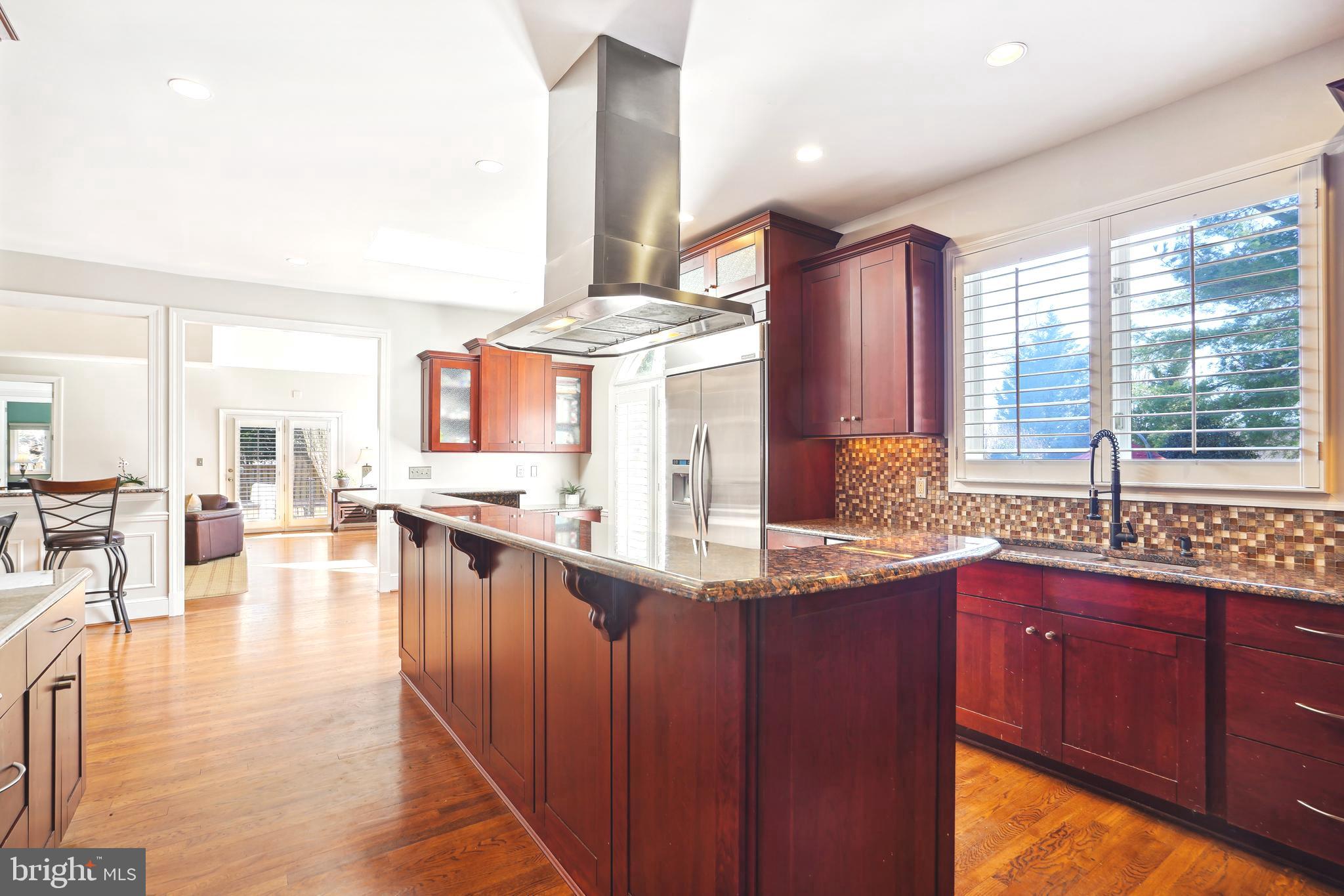 8611 Split Oak Circle Bethesda, MD 20817 - Photo 13 of 60 Chef's Kitchen