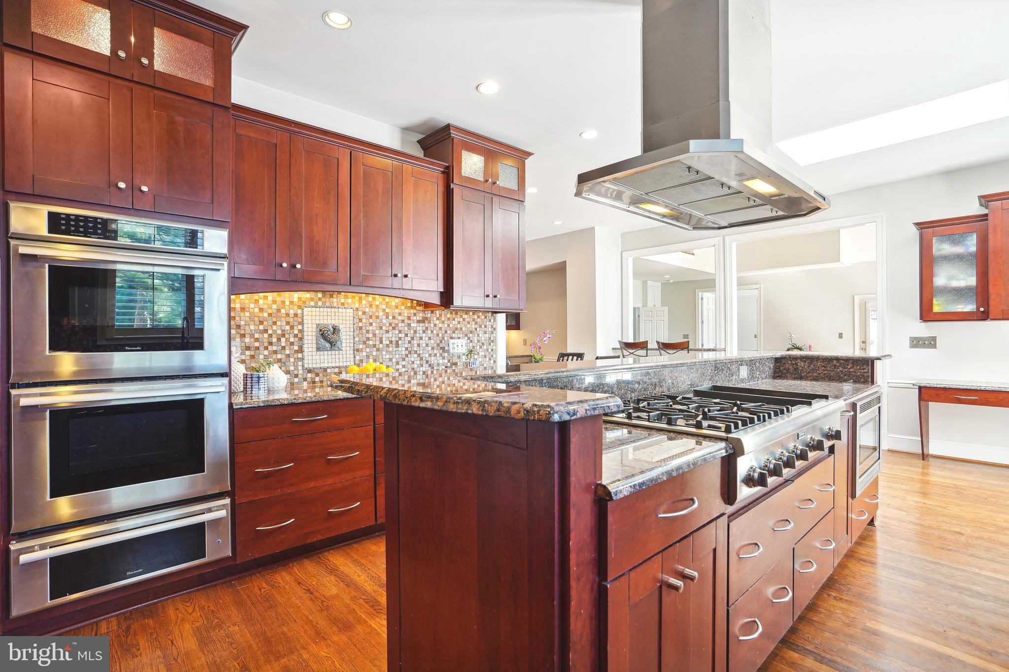 8611 Split Oak Circle Bethesda, MD 20817 - Photo 16 of 60 Chef's Kitchen