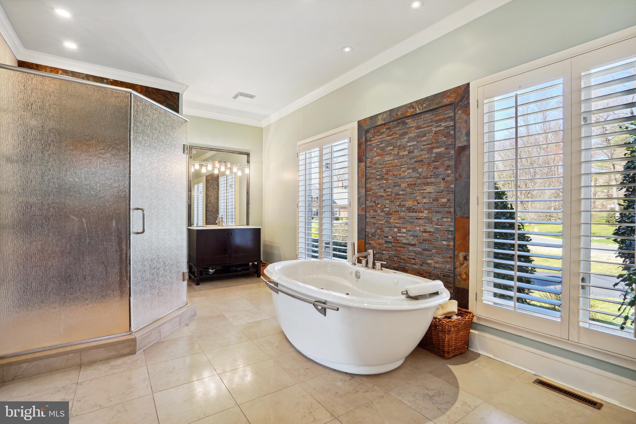 8611 Split Oak Circle Bethesda, MD 20817 - Photo 25 of 60 Primary Bathrom