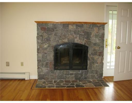 92 Wharf Road Yarmouth, ME 04096 - Photo 5 of 14 Living Room.
