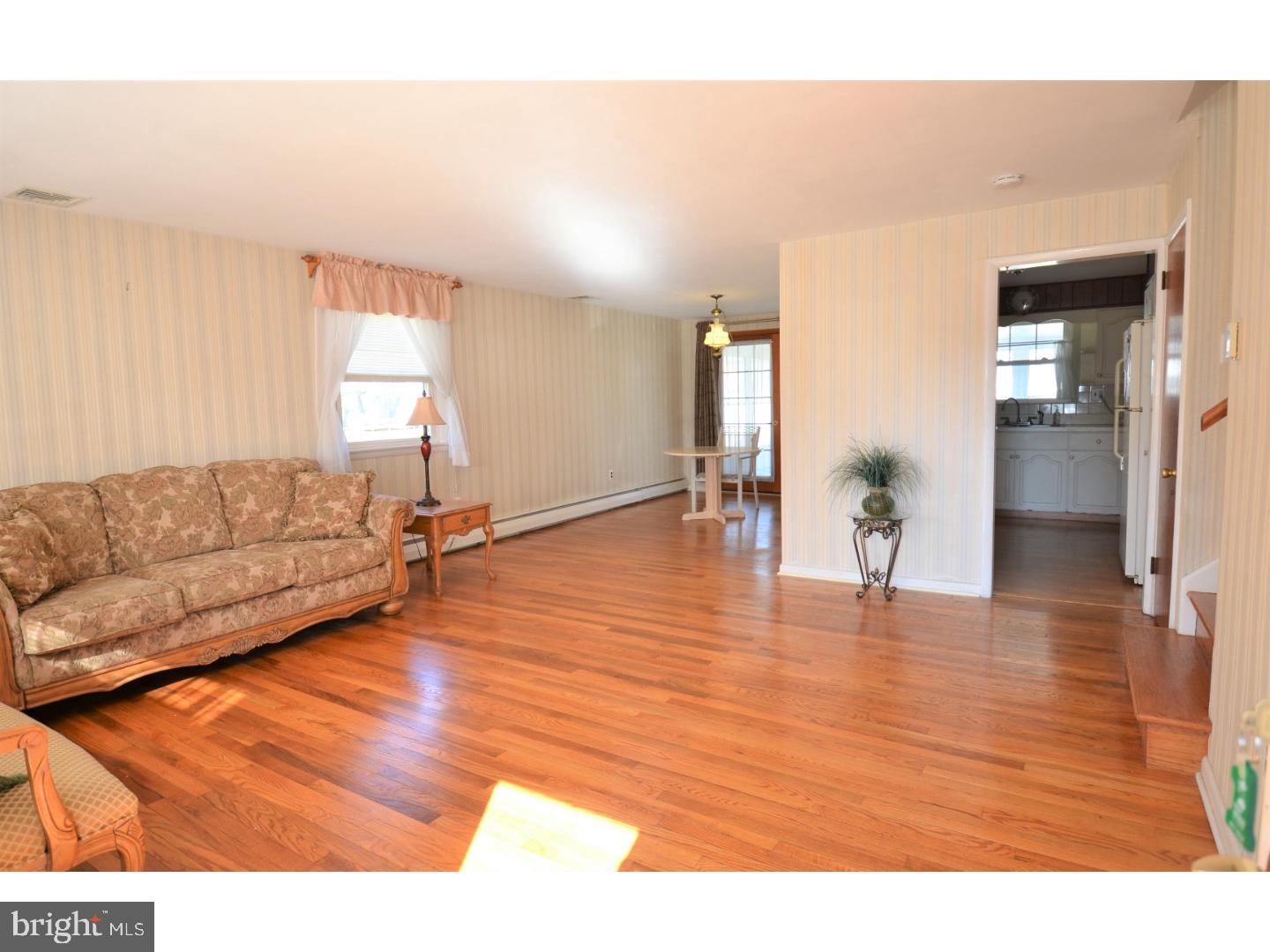 1030 Sparrow Road Audubon, PA 19403 - Photo 3 of 19 Living Room