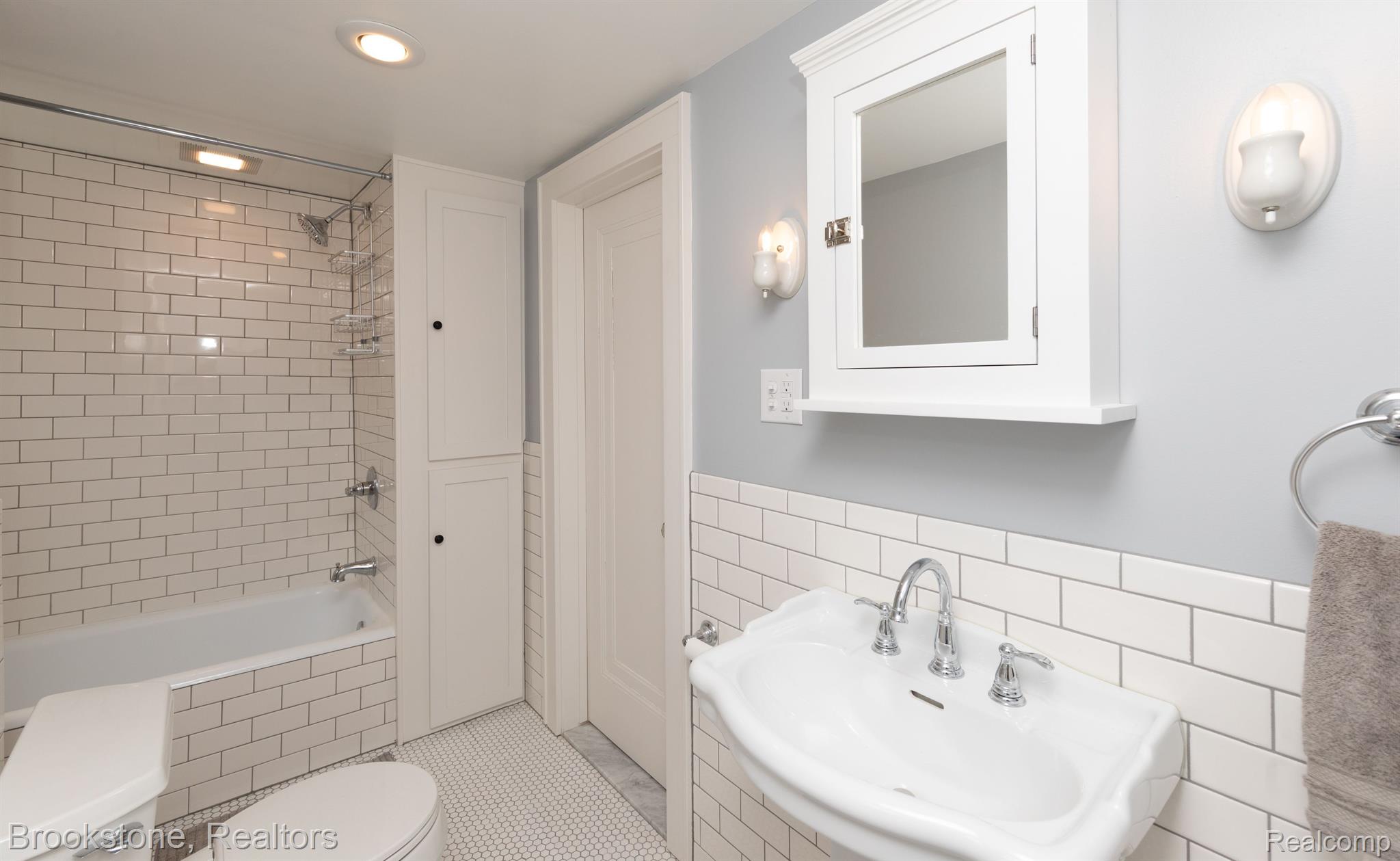 26 Chippewa Road Pontiac, MI 48341 - Photo 28 of 30 Full bath on second floor