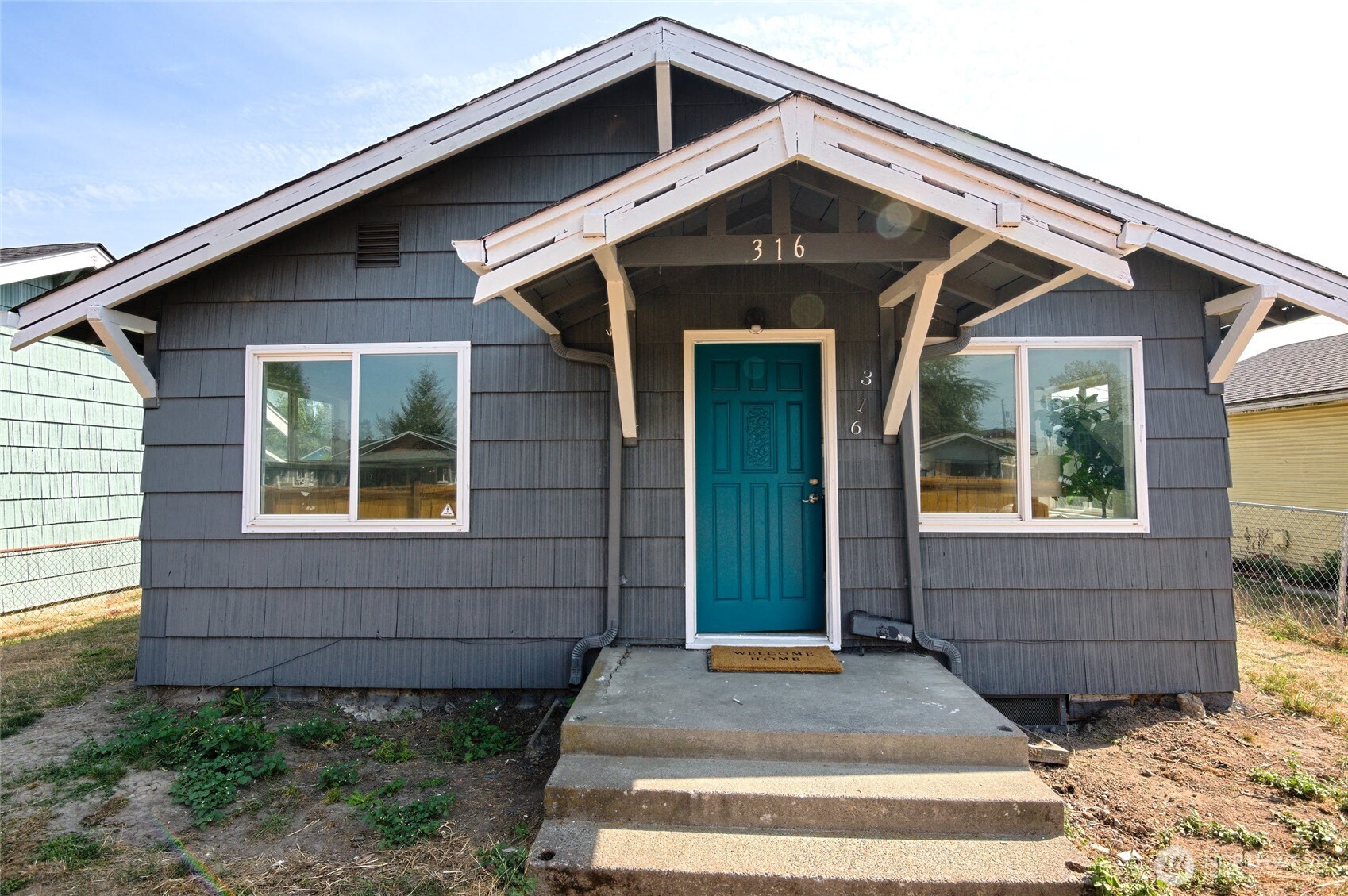 316 16th Avenue Longview, WA 98632 - Photo 2 of 19 a front view of a house with garden