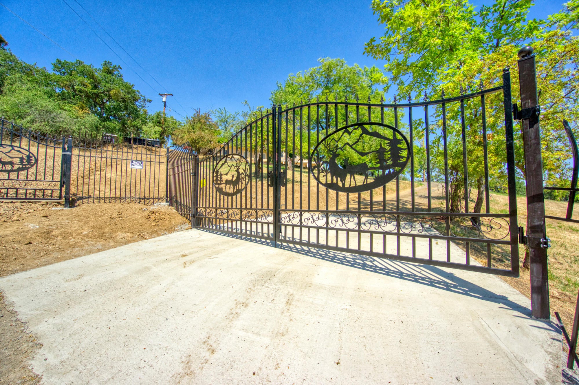 665-667 South Stage Road Medford, OR 97501 - Photo 64 of 70 667-S-Stage-Road-Medford-Front-Gates-12