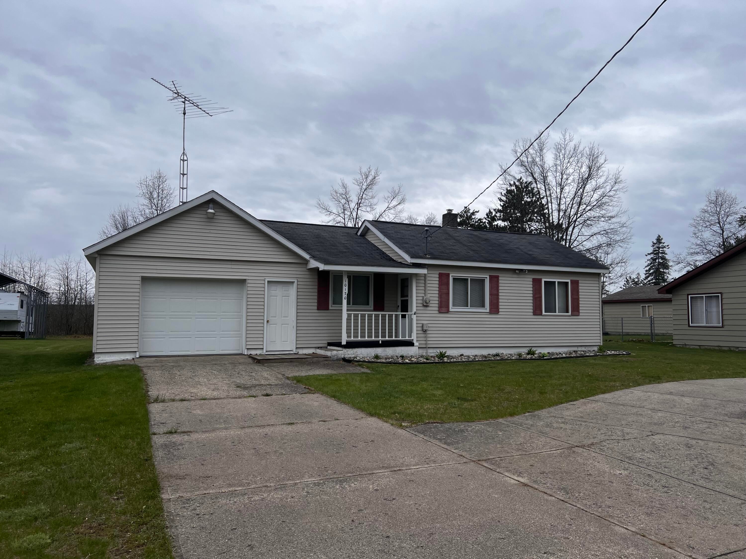 10170 Pinewood Road St. Helen, MI 48656 - Photo 1 of 17 IMG_7225