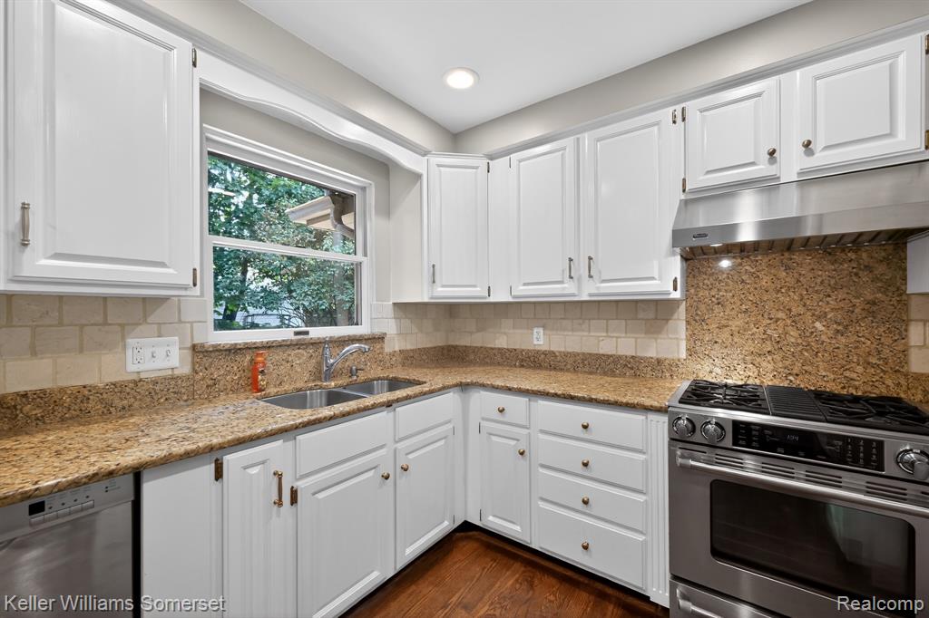 1681 Oxford Road Grosse Pointe, MI 48236 - Photo 10 of 25