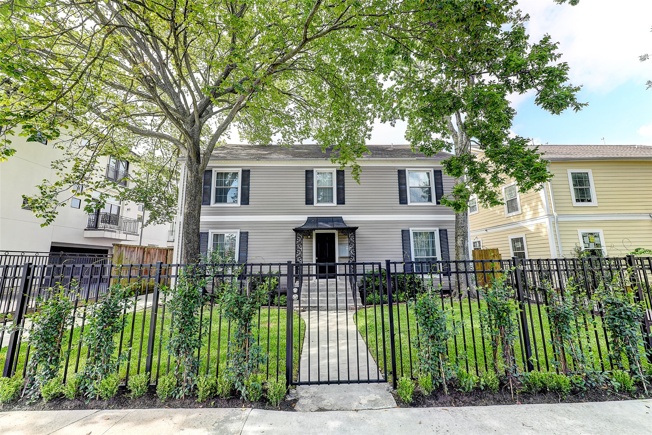 2509 Shakespeare Street, Unit 4 Houston, TX 77030 - Photo 1 of 16 front view of house with a garden