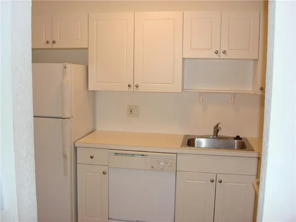 $1,950 | 770 Southeast 2nd Avenue, Unit 105F, Deerfield Beach, FL 33441