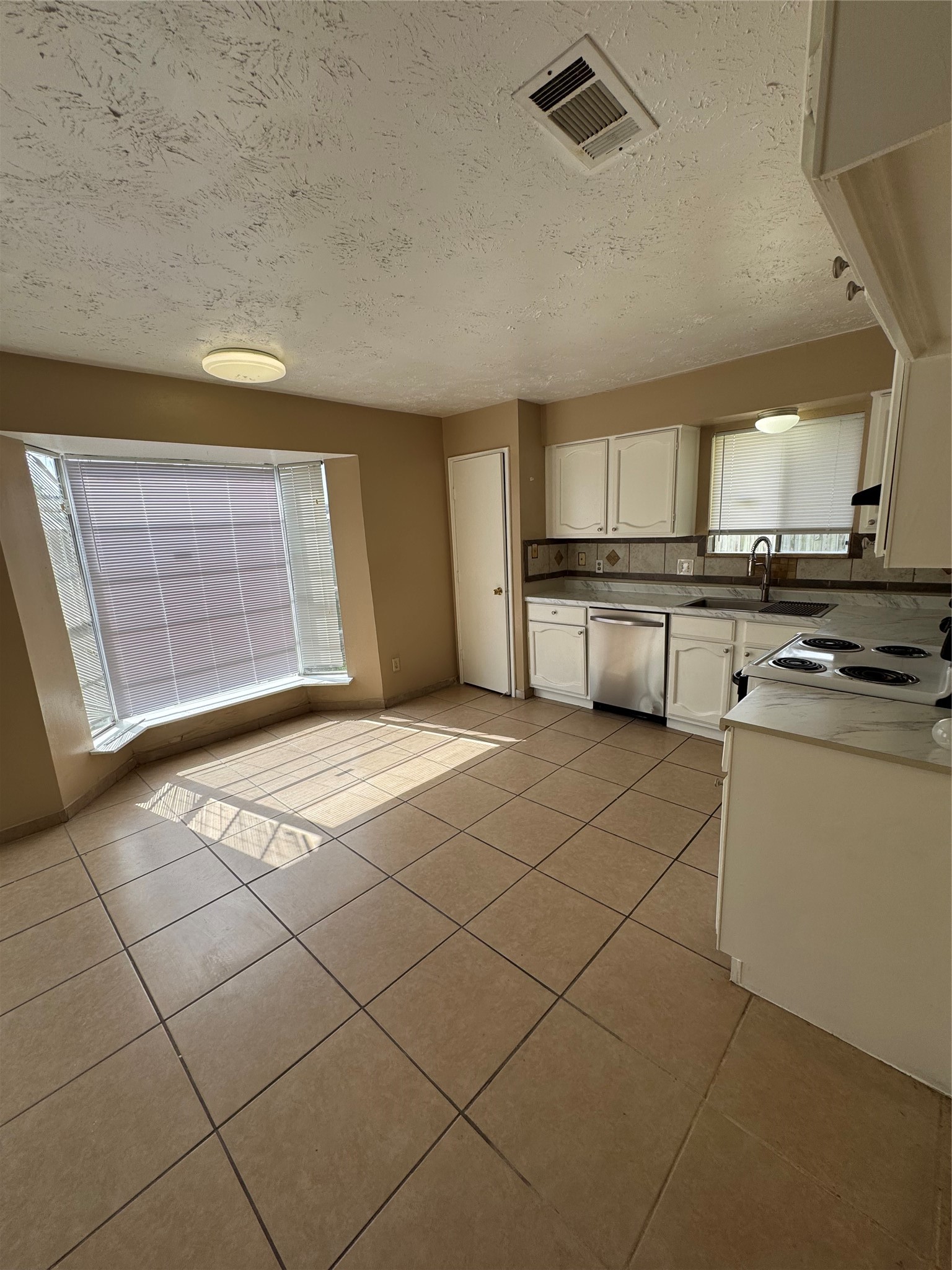 4435 Brookhead Trail Houston, TX 77066 - Photo 3 of 20 a kitchen with stainless steel appliances granite countertop a sink and a stove
