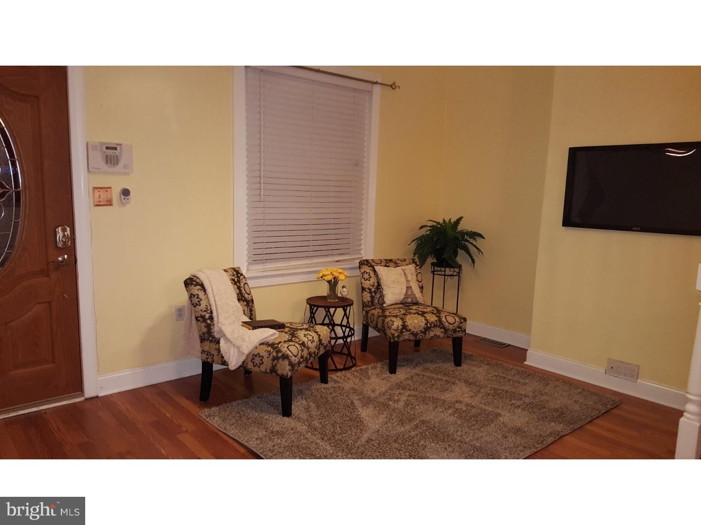 400 Rutledge Avenue Folsom, PA 19033 - Photo 3 of 22 Living Room
