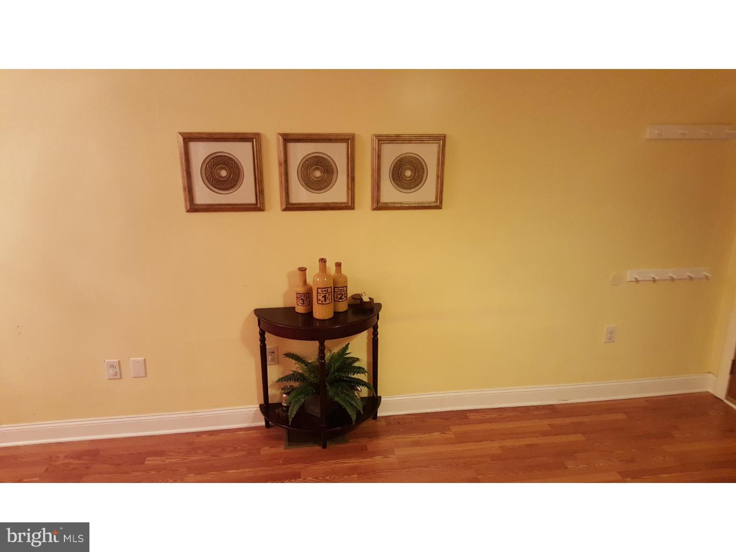 400 Rutledge Avenue Folsom, PA 19033 - Photo 5 of 22 Living Room
