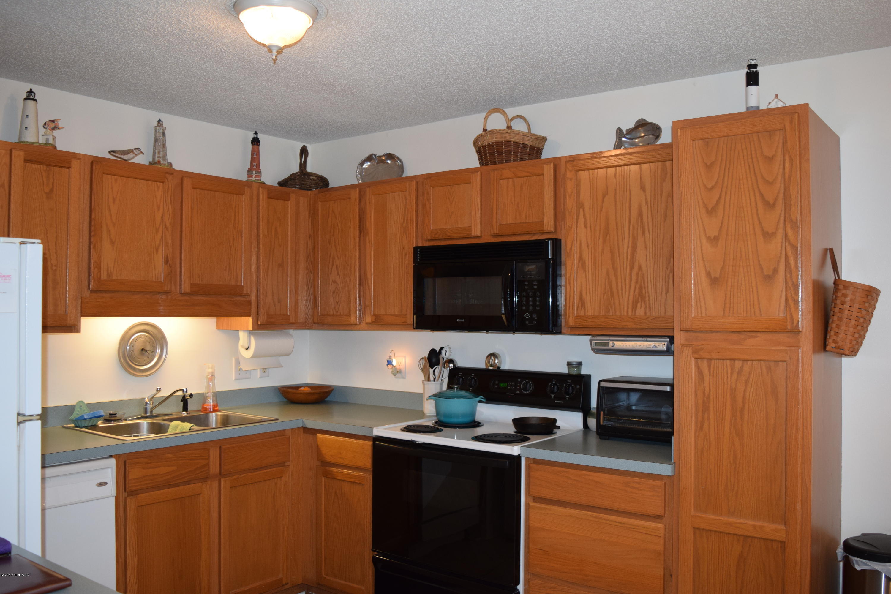 303 Barbour Road, Unit 1003 Morehead City, NC 28557 - Photo 9 of 25 KITCHEN VIEW