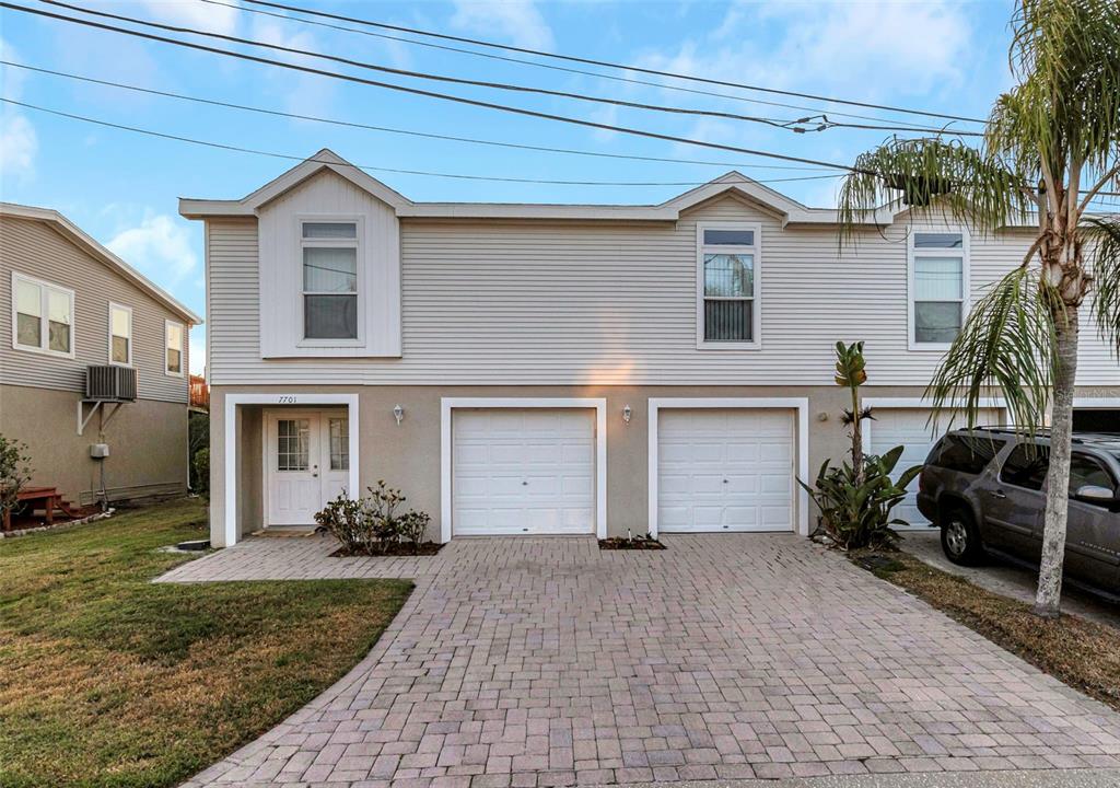 a view of a house with backyard