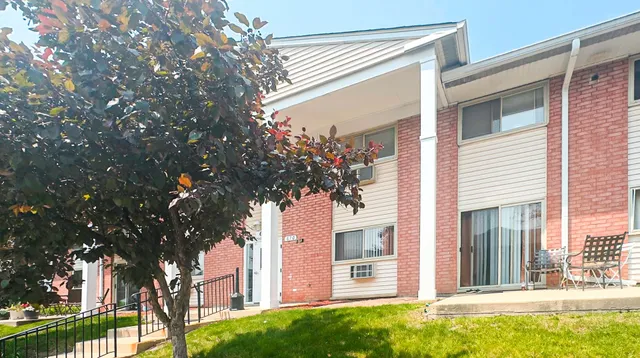 $199,900 | 670 Marilyn Avenue, Unit 203, Glendale Heights, IL 60139