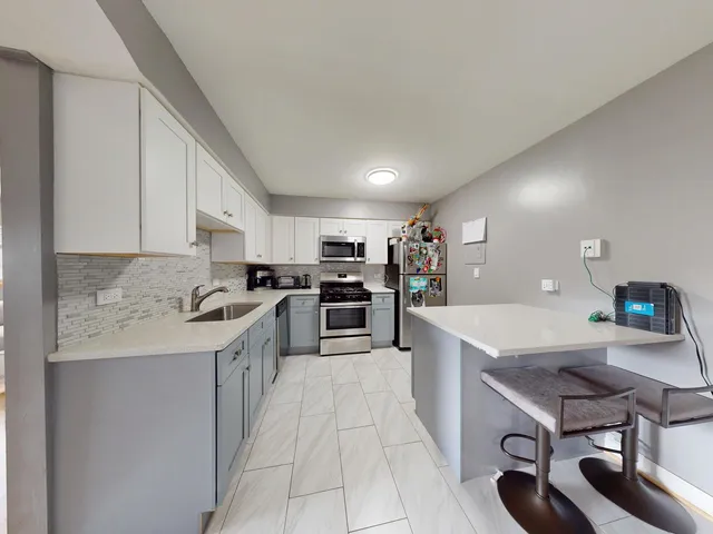 $199,900 | 670 Marilyn Avenue, Unit 203, Glendale Heights, IL 60139