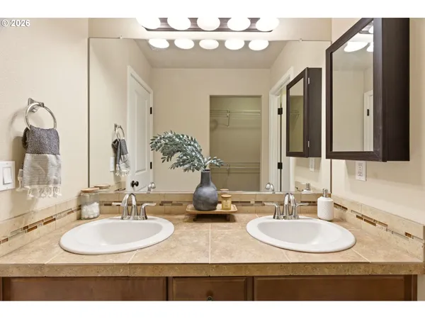 $395,000 | 815 Northwest 1st Avenue, Canby, OR 97013