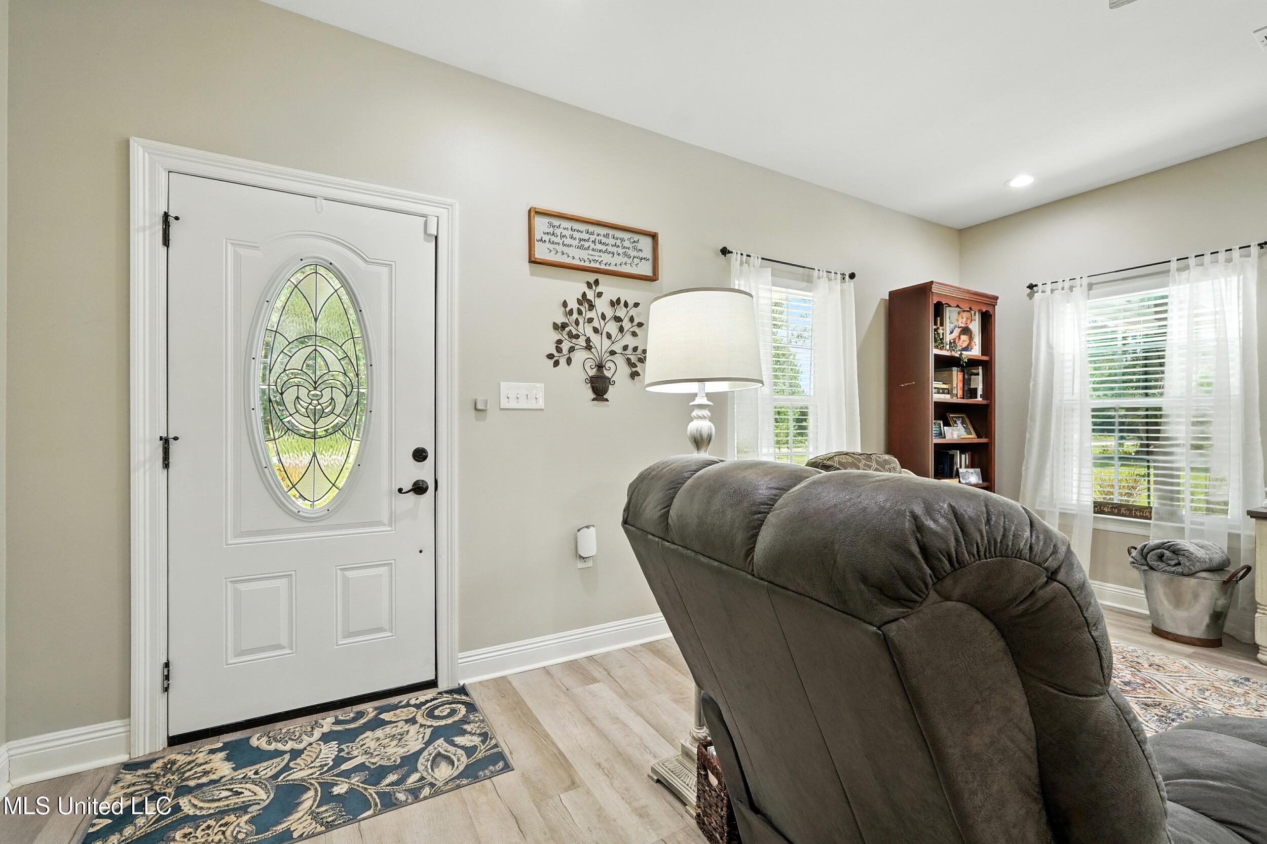 2620 Jackson Landing Road Picayune, MS 39466 - Photo 6 of 33 6_entry interior