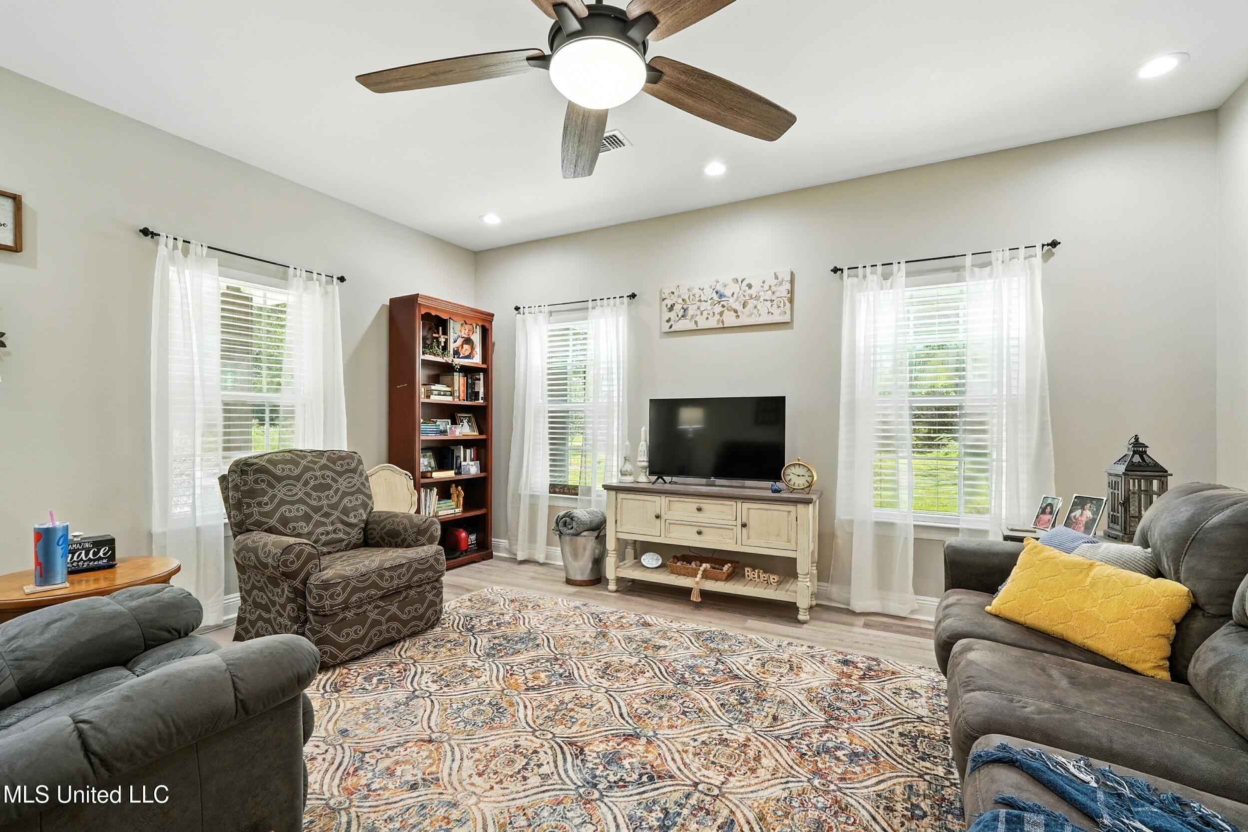 2620 Jackson Landing Road Picayune, MS 39466 - Photo 7 of 33 7_living 2