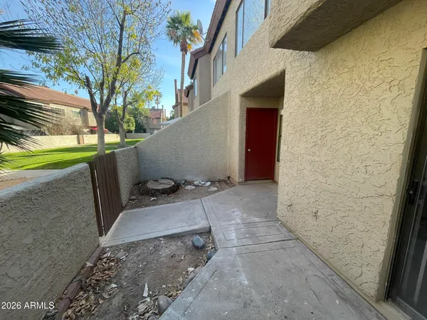 a view of a backyard