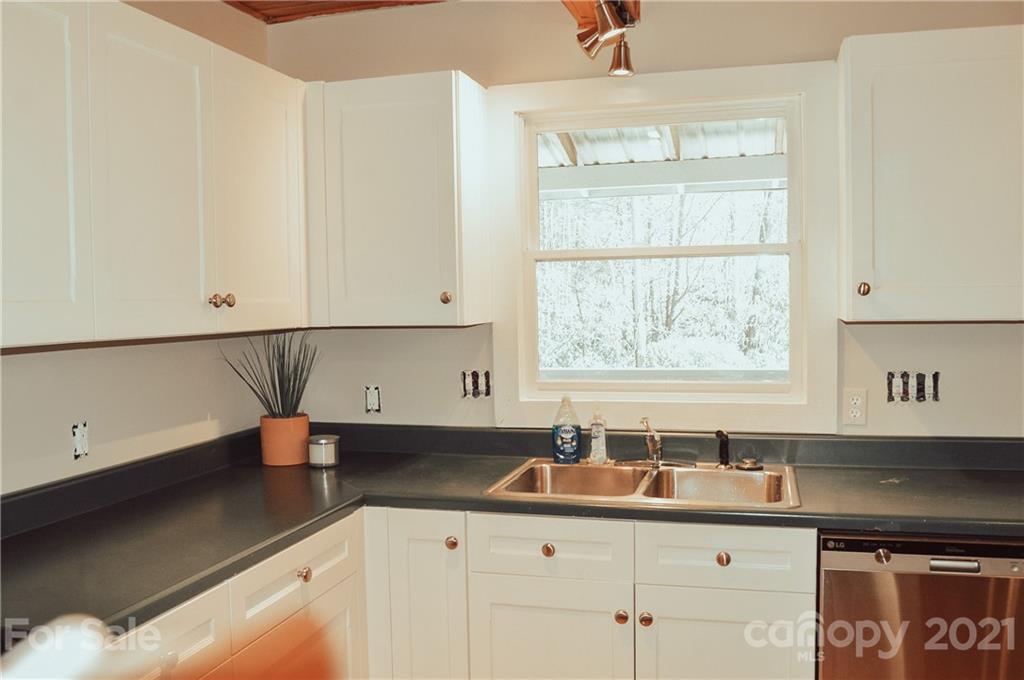 90 Thomas Road Spruce Pine, NC 28777 - Photo 8 of 39 Gallery Image 8