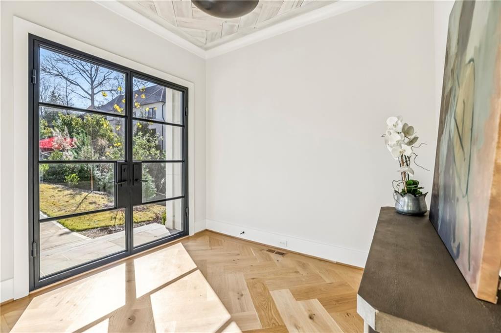 825 Kenry Court Atlanta, GA 30342 - Photo 3 of 49