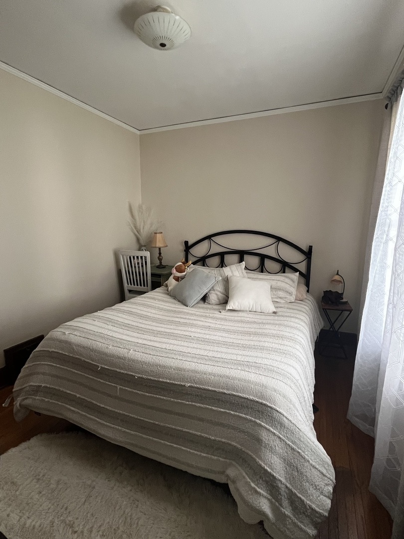 206 Oak Street, Unit 1R Elgin, IL 60123 - Photo 12 of 12 a bedroom with a bed and a window