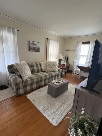 $1,100 | 206 Oak Street, Unit 1R, Elgin, IL 60123