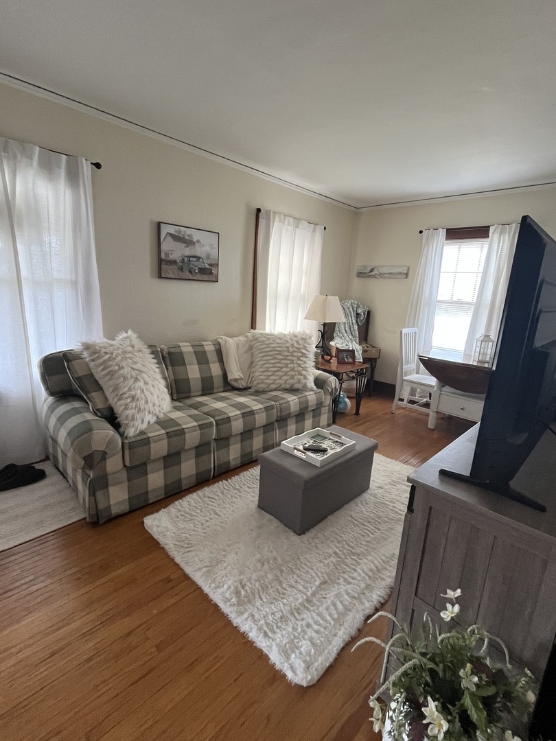 206 Oak Street, Unit 1R Elgin, IL 60123 - Photo 2 of 12 a living room with furniture and a couch