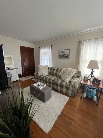 $1,100 | 206 Oak Street, Unit 1R, Elgin, IL 60123