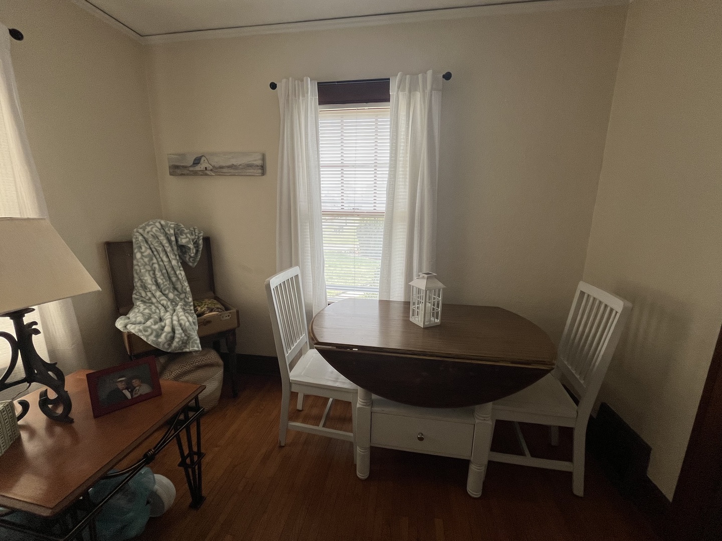 206 Oak Street, Unit 1R Elgin, IL 60123 - Photo 4 of 12 a view of a room with furniture and wooden floor