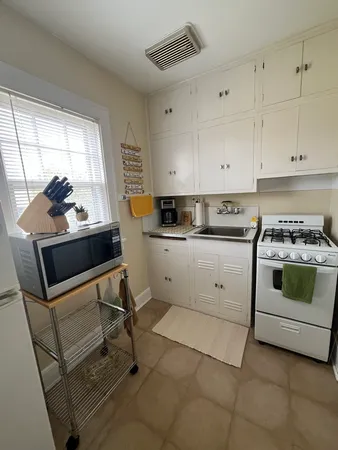 $1,100 | 206 Oak Street, Unit 1R, Elgin, IL 60123