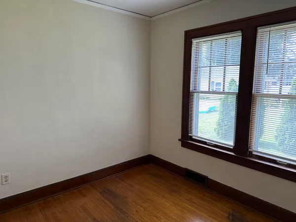 $1,100 | 206 Oak Street, Unit 1R, Elgin, IL 60123