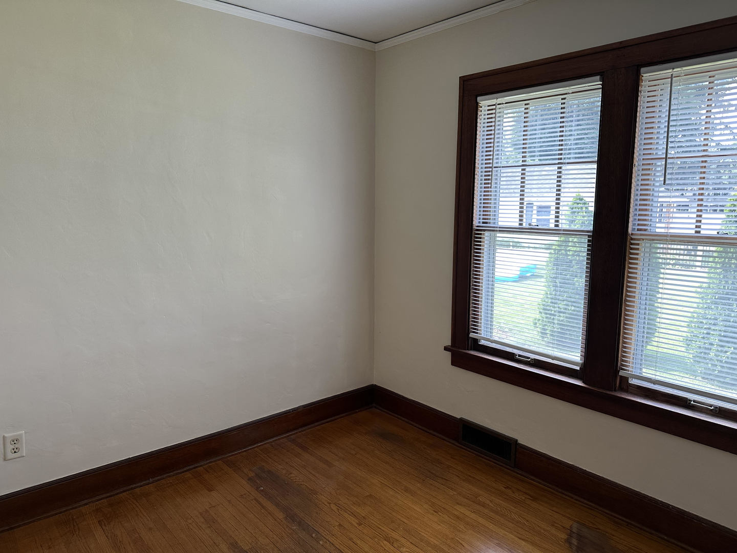 206 Oak Street, Unit 1R Elgin, IL 60123 - Photo 10 of 12 a view of an empty room with wooden floor and a window