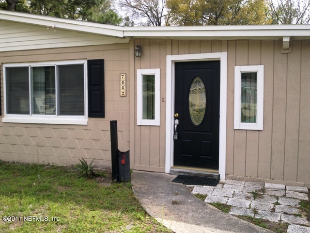 7442 Stonehurst Road South Jacksonville, FL 32277 - Photo 3 of 6 a front view of a house