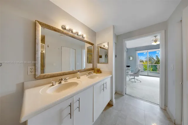 a en suite bathroom with a double vanity sink and mirror