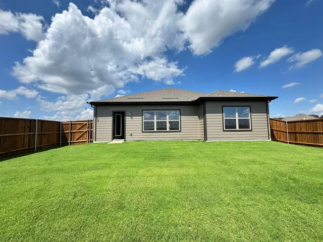 a view of a house with backyard and garden