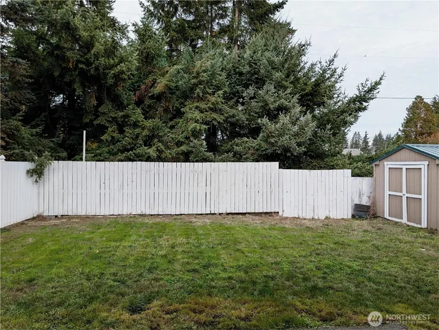 a view of a back yard