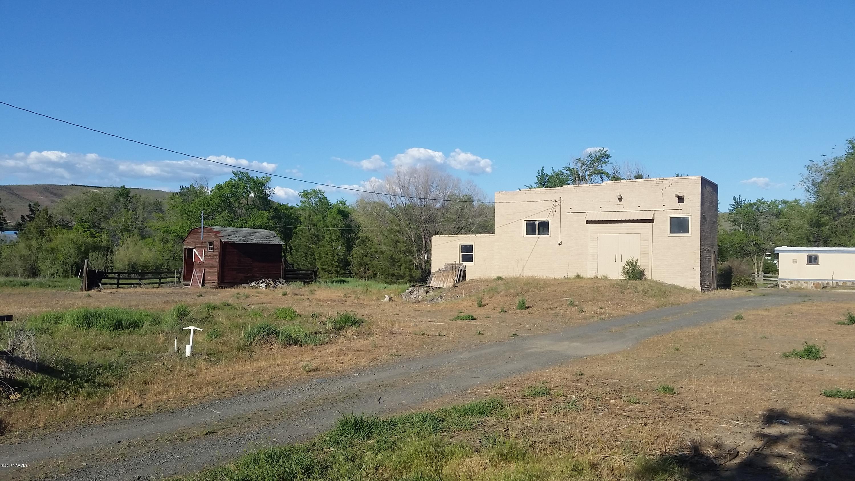 10067 South Naches Road Naches, WA 98937 - Photo 3 of 11 a view of a dirt road with a building in the background