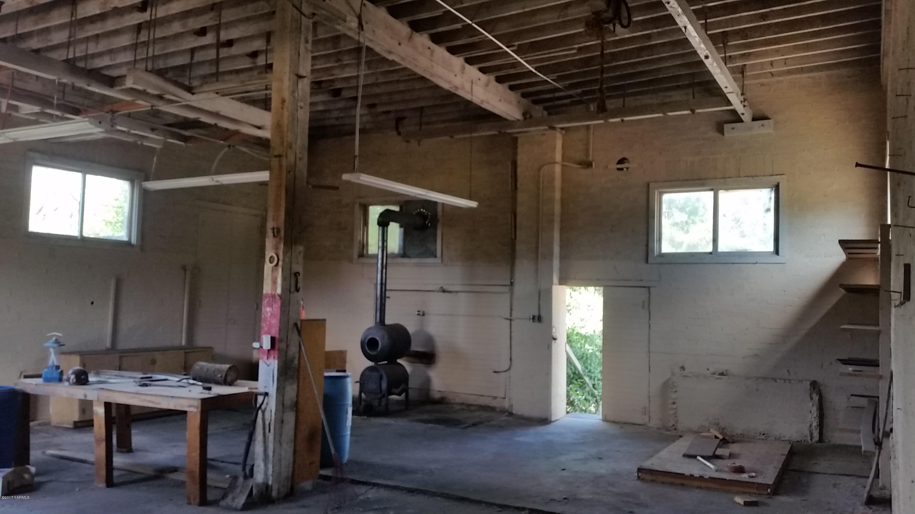 10067 South Naches Road Naches, WA 98937 - Photo 5 of 11 a room with gym equipment and a window
