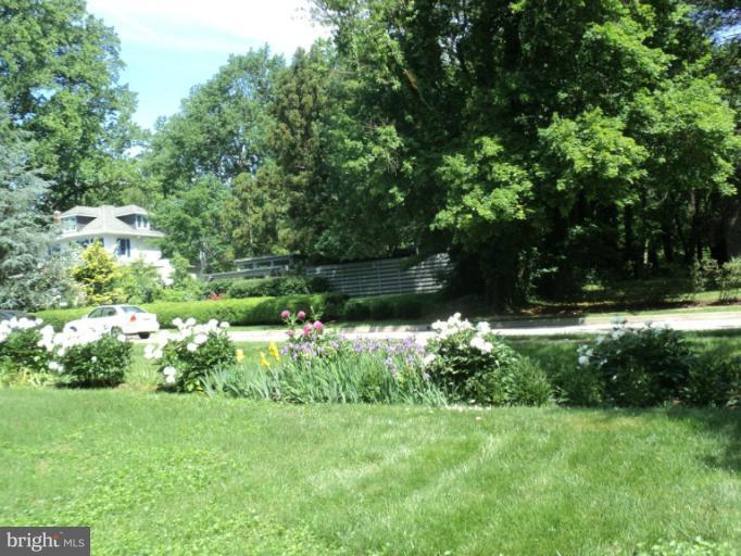 5504 Wexford Road Baltimore, MD 21209 - Photo 4 of 18 a backyard of a house with lots of green space