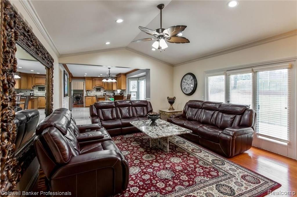 548 Rolling Green Circle Rochester Hills, MI 48309 - Photo 13 of 65