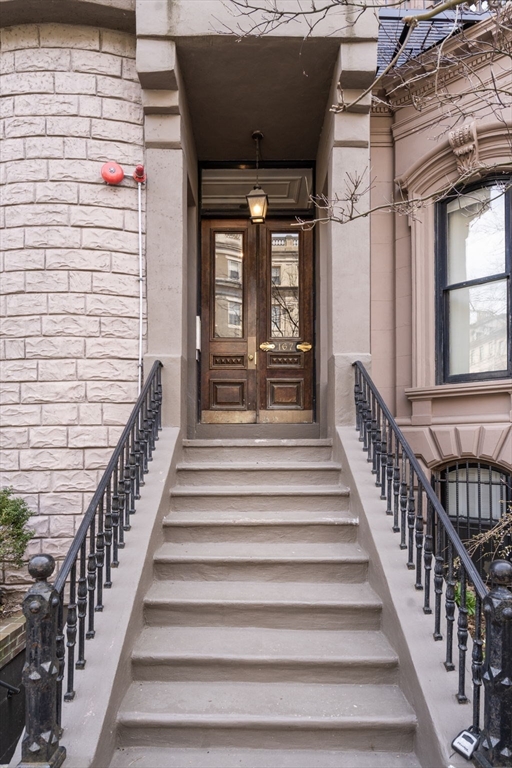 167 Beacon Street, Unit 2 Boston, MA 02116 - Photo 3 of 18 a view of entryway