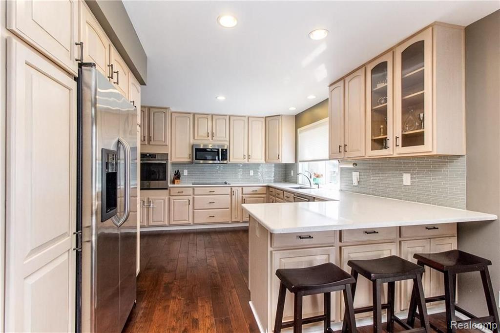 24555 Jamestowne Road Novi, MI 48375 - Photo 7 of 38