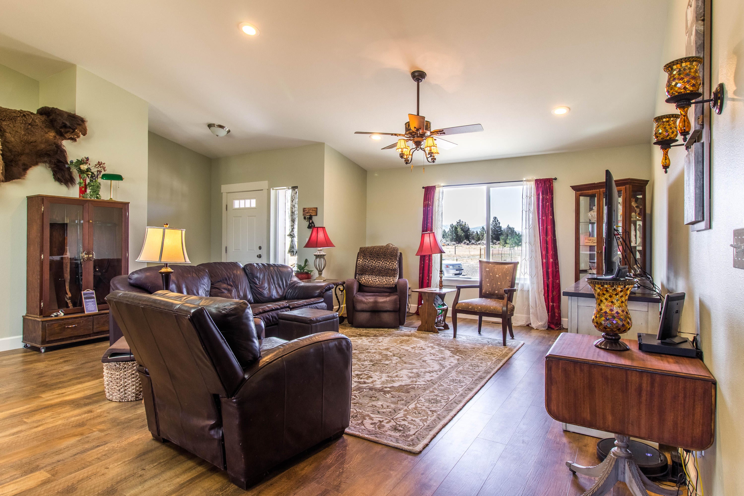 15145 Twin Lakes Road Powell Butte, OR 97753 - Photo 10 of 26 Open living room
