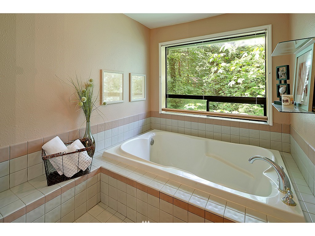 9220 Southeast 68th Street Mercer Island, WA 98040 - Photo 14 of 22