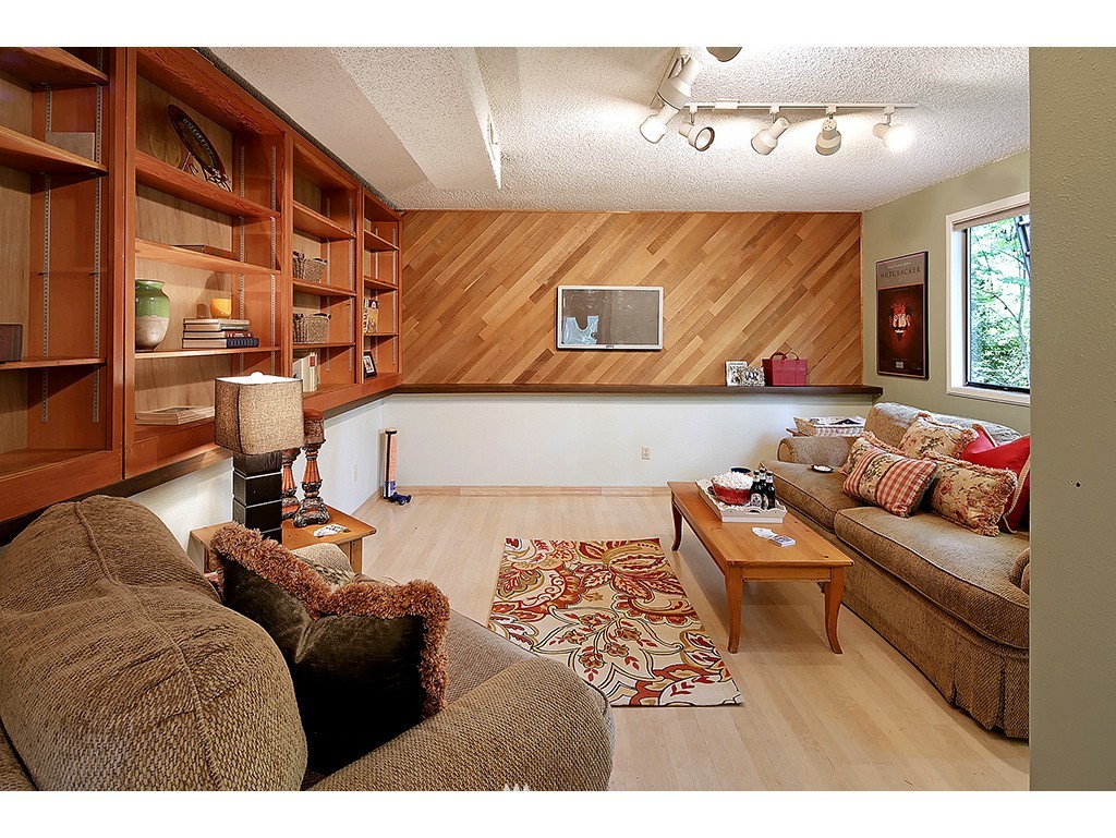 9220 Southeast 68th Street Mercer Island, WA 98040 - Photo 18 of 22