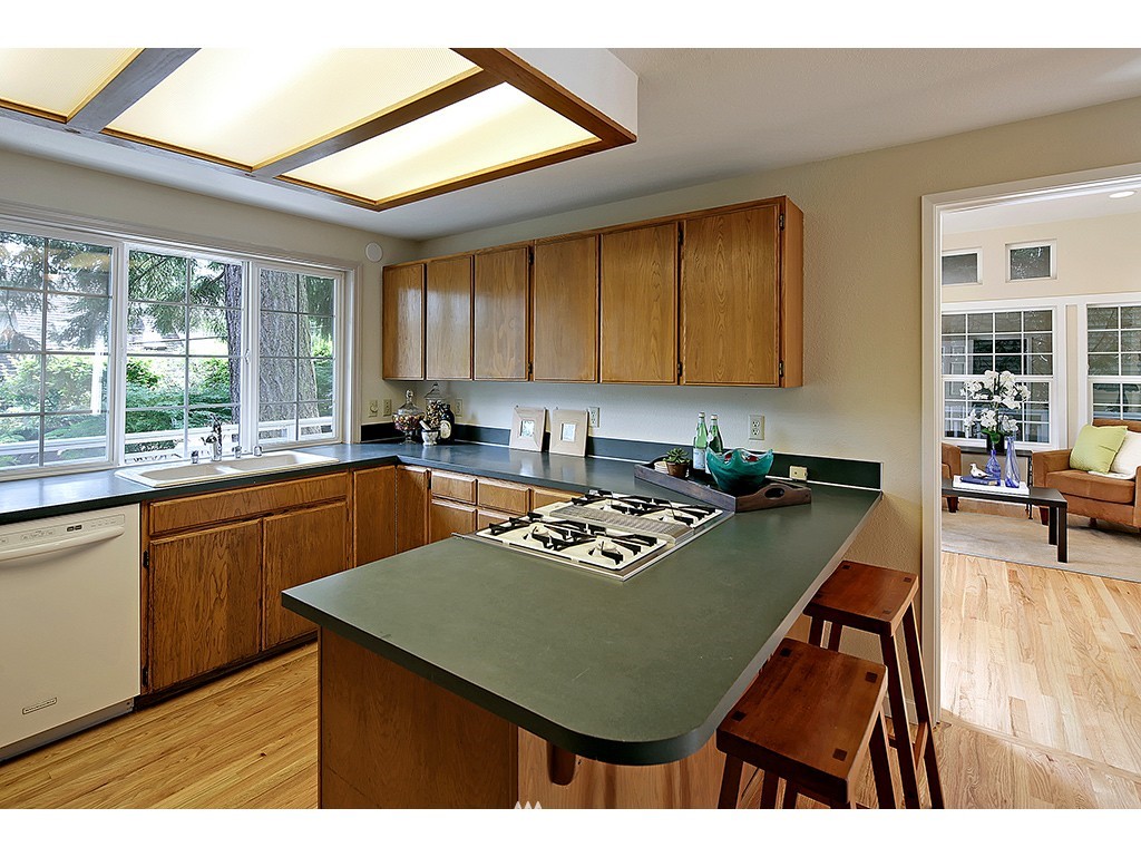 9220 Southeast 68th Street Mercer Island, WA 98040 - Photo 7 of 22
