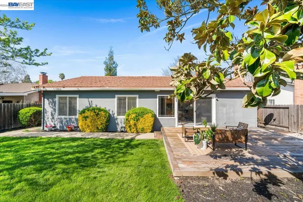 a view of a yard with sitting area