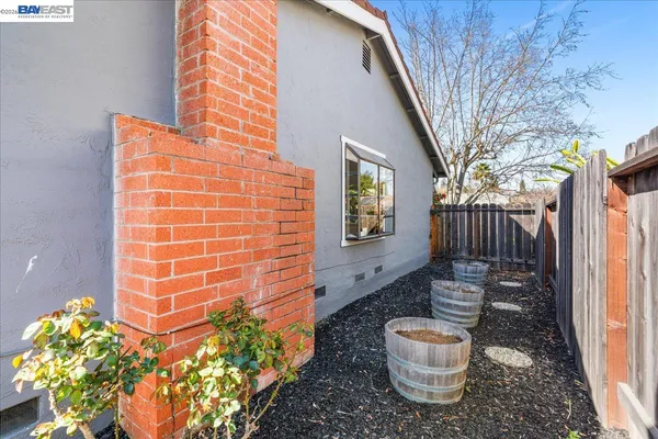 a view of a chair and table in backyard of the house