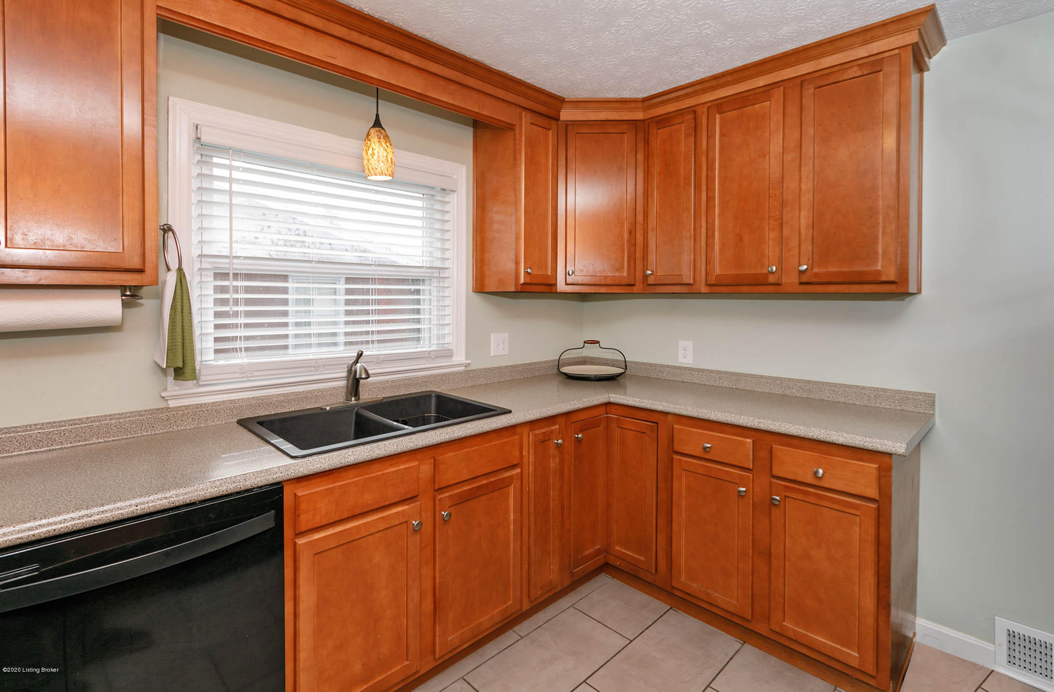 7710 Bluebonnet Road Louisville, KY 40258 - Photo 9 of 38 010